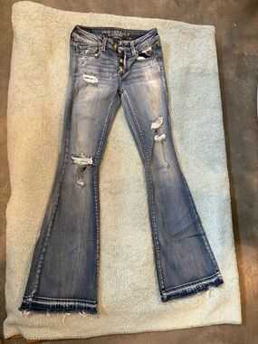 Light Wash Distressed Women’s Skinny Jeans